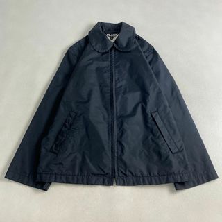 ブラックコムデギャルソン(BLACK COMME des GARCONS)のブラックコムデギャルソン　ナイロンジャケット　フルジップ　丸襟　背面ロゴデザイン(ナイロンジャケット)