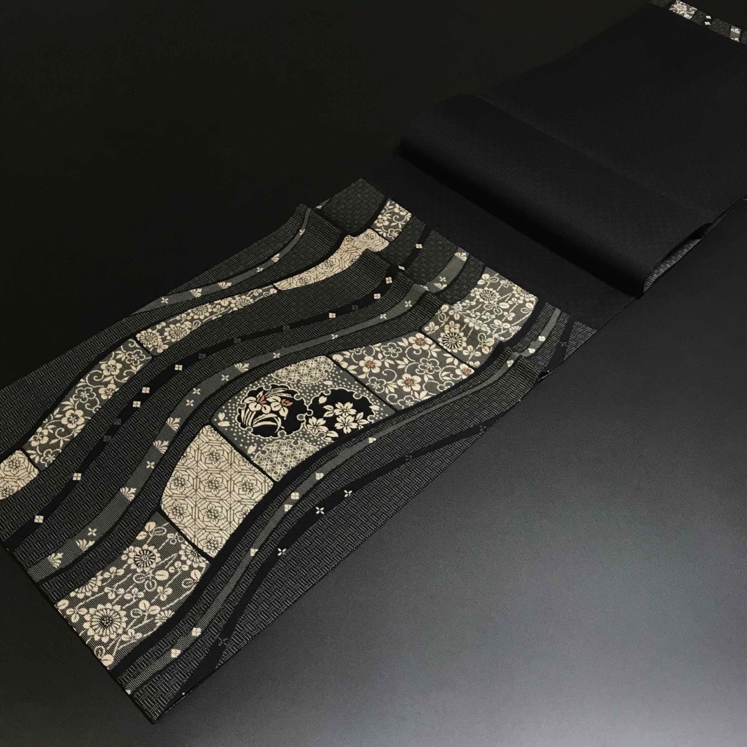 4889］名古屋帯 美品 雪輪花唐草文様 九寸 逸品 正絹 着物 黒の
