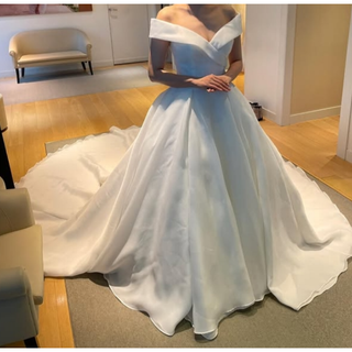 ウエディングドレス オフショルダー プリンセスライン ロングトレーン 結婚式(ウェディングドレス)