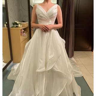 ウェディングドレス Vネック ラッフルフリル 背中見せ ファスナー 結婚式(ウェディングドレス)