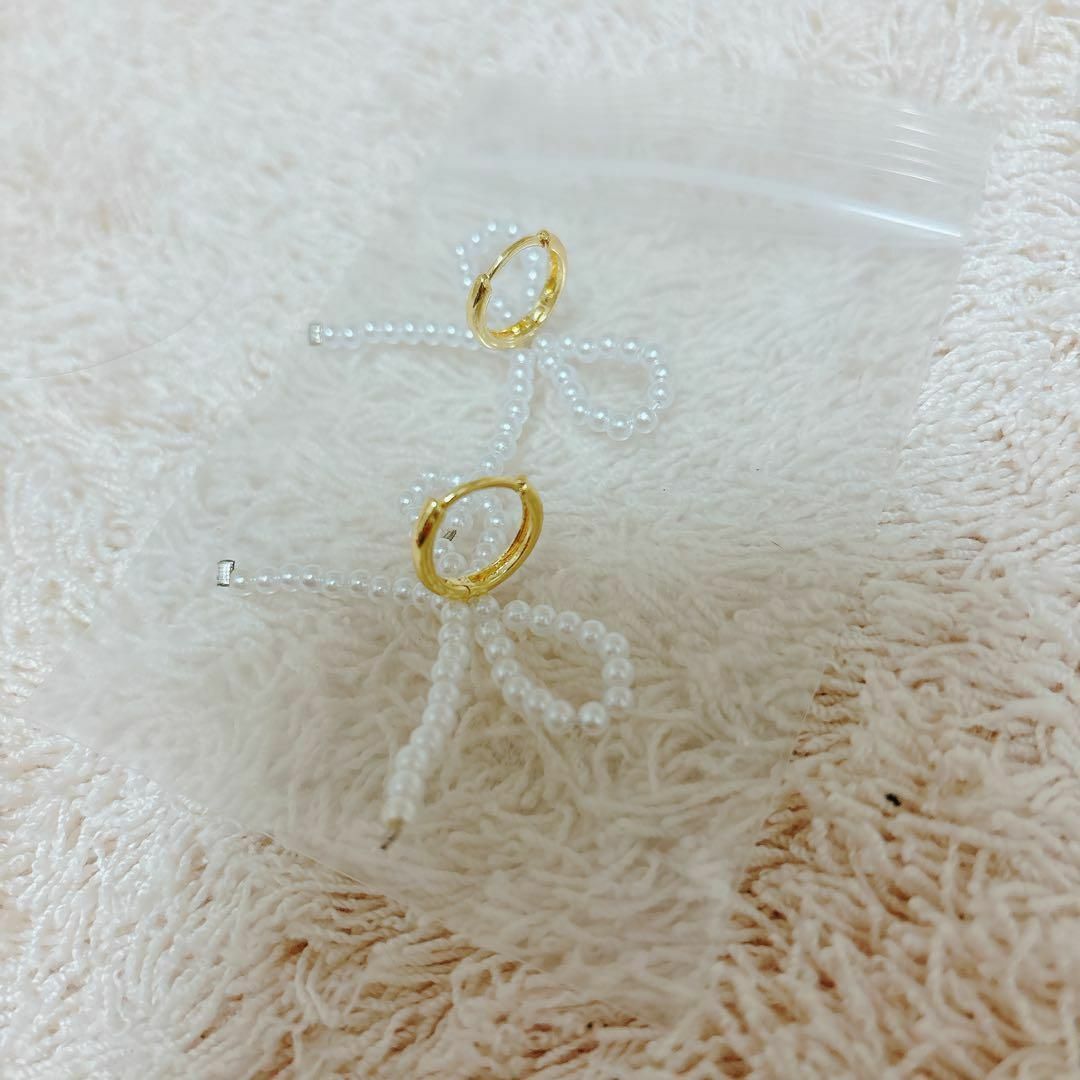 大人気！韓国風　リボン型パールピアス　可愛い　結婚式　パーティ　お呼ばれ レディースのアクセサリー(ピアス)の商品写真