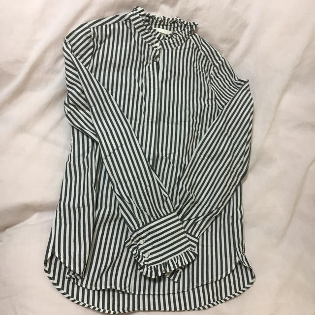 H&M(エイチアンドエム)のH&M  ボーダーフリルシャツ レディースのトップス(シャツ/ブラウス(半袖/袖なし))の商品写真