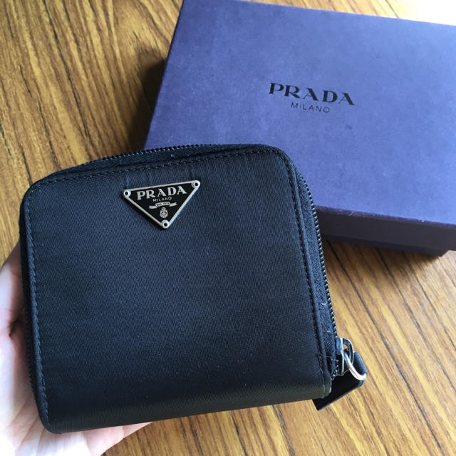 プラダ 財布 二つ折り 黒 ラウンドファスー | フリマアプリ ラクマ