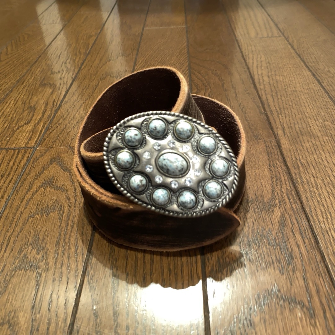 使用わずか　美品　ブラウンカラーレザー　ヴィンテージデザインベルト レディースのファッション小物(ベルト)の商品写真