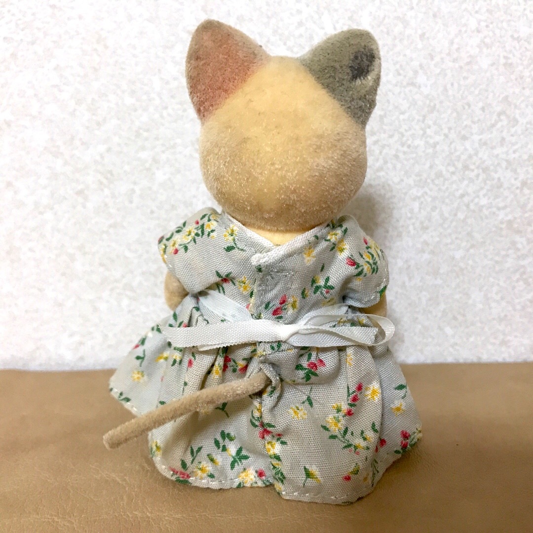 シルバニアファミリー(シルバニアファミリー)のシルバニアファミリー  アイボリーウサギ  ミケネコ  赤ちゃん キッズ/ベビー/マタニティのおもちゃ(ぬいぐるみ/人形)の商品写真