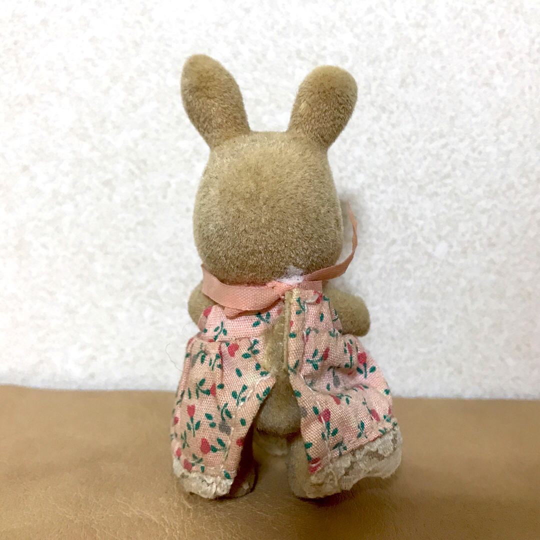 シルバニアファミリー(シルバニアファミリー)のシルバニアファミリー  アイボリーウサギ  ミケネコ  赤ちゃん キッズ/ベビー/マタニティのおもちゃ(ぬいぐるみ/人形)の商品写真