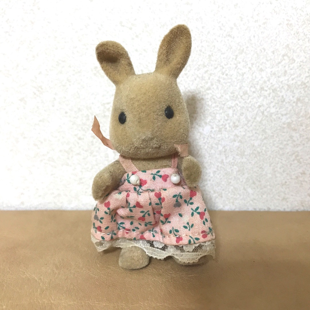 シルバニアファミリー(シルバニアファミリー)のシルバニアファミリー  アイボリーウサギ  ミケネコ  赤ちゃん キッズ/ベビー/マタニティのおもちゃ(ぬいぐるみ/人形)の商品写真