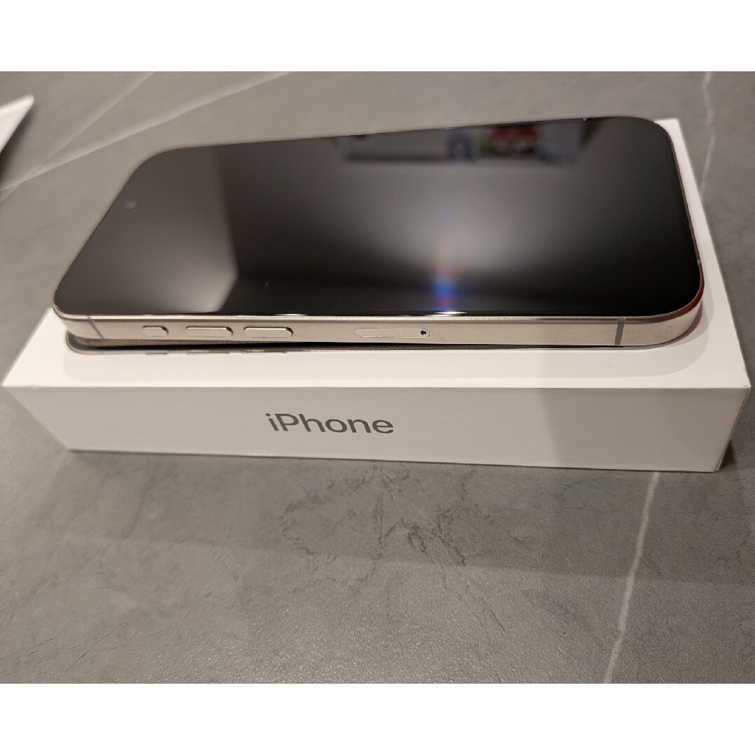 iPhone(アイフォーン)の【極美品】iPhone15 Pro 256GB ナチュラルチタニウム　シート付 スマホ/家電/カメラのスマートフォン/携帯電話(スマートフォン本体)の商品写真