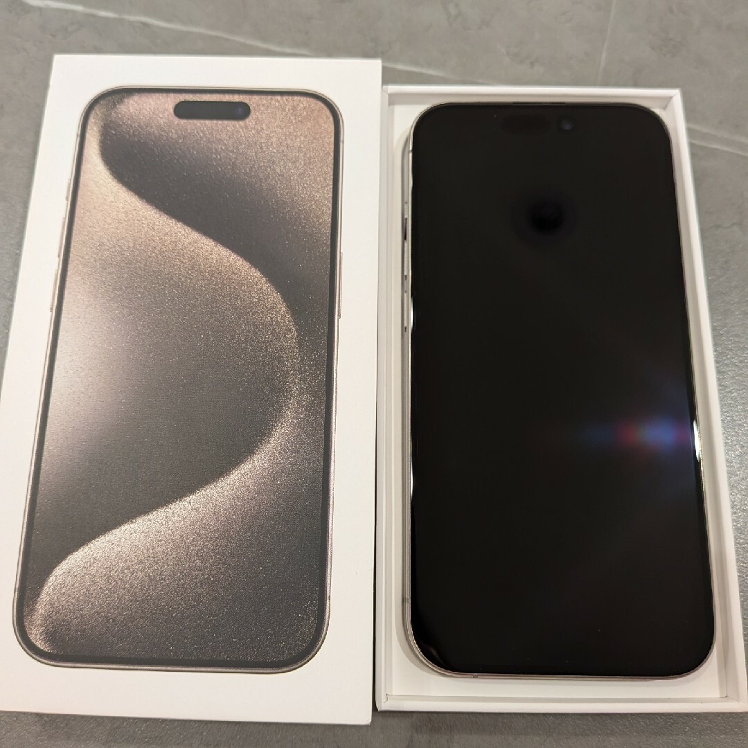 iPhone(アイフォーン)の【極美品】iPhone15 Pro 256GB ナチュラルチタニウム　シート付 スマホ/家電/カメラのスマートフォン/携帯電話(スマートフォン本体)の商品写真