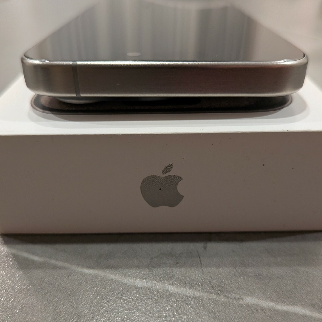 iPhone(アイフォーン)の【極美品】iPhone15 Pro 256GB ナチュラルチタニウム　シート付 スマホ/家電/カメラのスマートフォン/携帯電話(スマートフォン本体)の商品写真