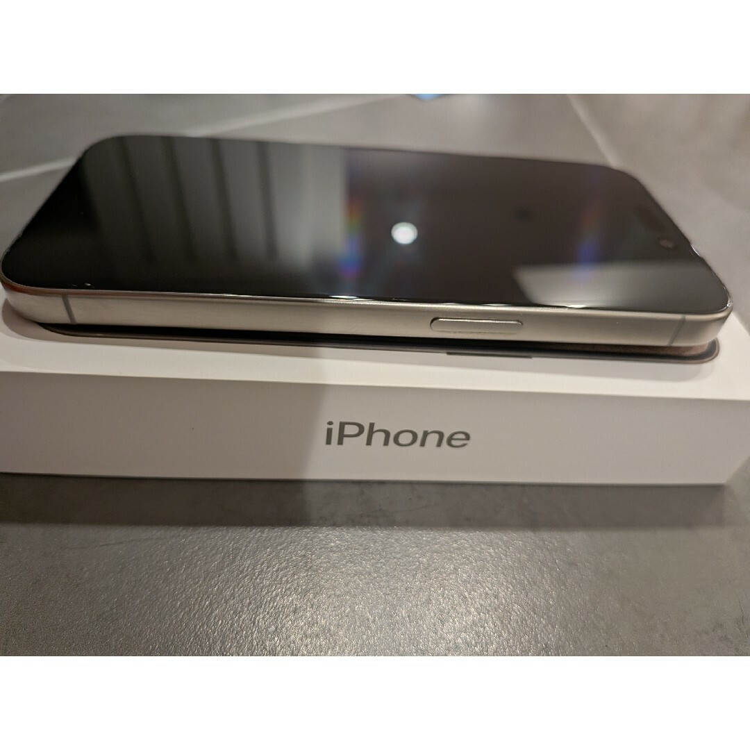 iPhone(アイフォーン)の【極美品】iPhone15 Pro 256GB ナチュラルチタニウム　シート付 スマホ/家電/カメラのスマートフォン/携帯電話(スマートフォン本体)の商品写真