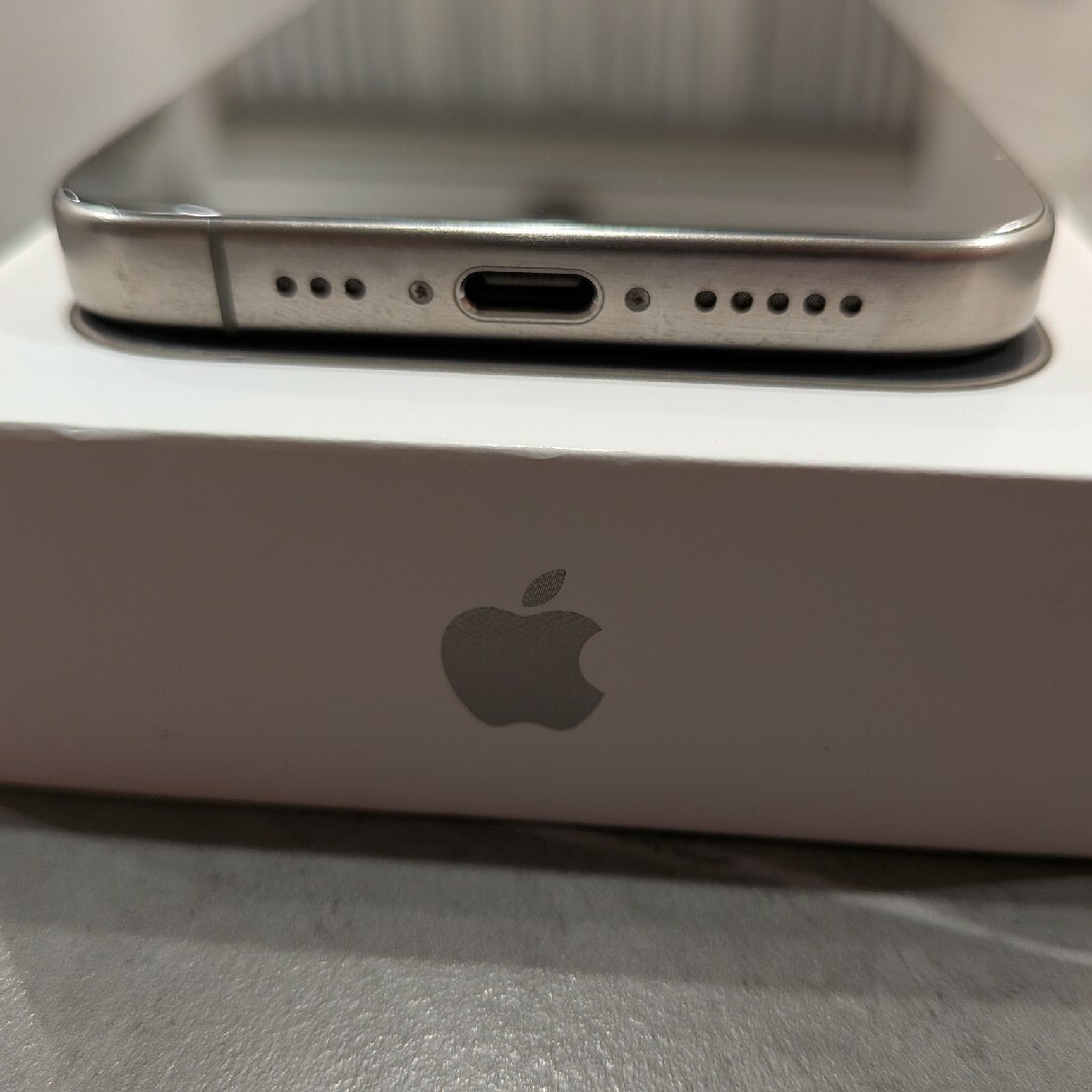 iPhone(アイフォーン)の【極美品】iPhone15 Pro 256GB ナチュラルチタニウム　シート付 スマホ/家電/カメラのスマートフォン/携帯電話(スマートフォン本体)の商品写真