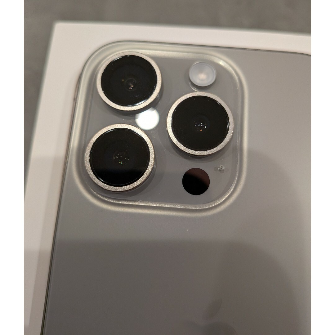 iPhone(アイフォーン)の【極美品】iPhone15 Pro 256GB ナチュラルチタニウム　シート付 スマホ/家電/カメラのスマートフォン/携帯電話(スマートフォン本体)の商品写真