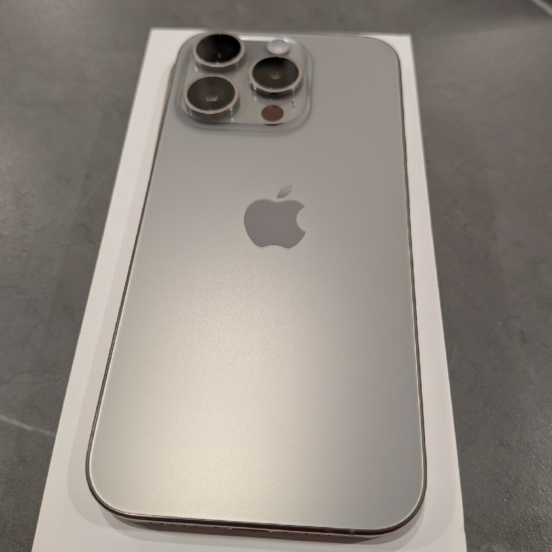 iPhone(アイフォーン)の【極美品】iPhone15 Pro 256GB ナチュラルチタニウム　シート付 スマホ/家電/カメラのスマートフォン/携帯電話(スマートフォン本体)の商品写真