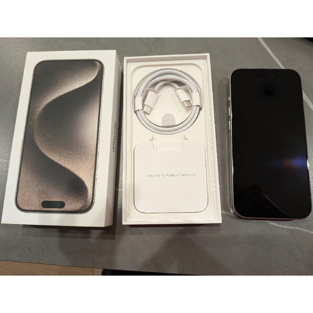 iPhone(アイフォーン)の【極美品】iPhone15 Pro 256GB ナチュラルチタニウム　シート付 スマホ/家電/カメラのスマートフォン/携帯電話(スマートフォン本体)の商品写真