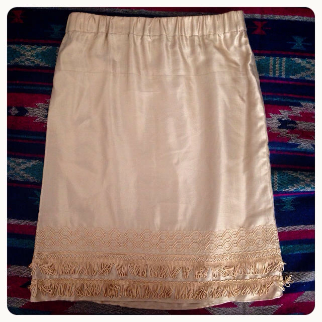 TOMORROWLAND(トゥモローランド)のマカフィー ゴールドスカート レディースのスカート(ひざ丈スカート)の商品写真