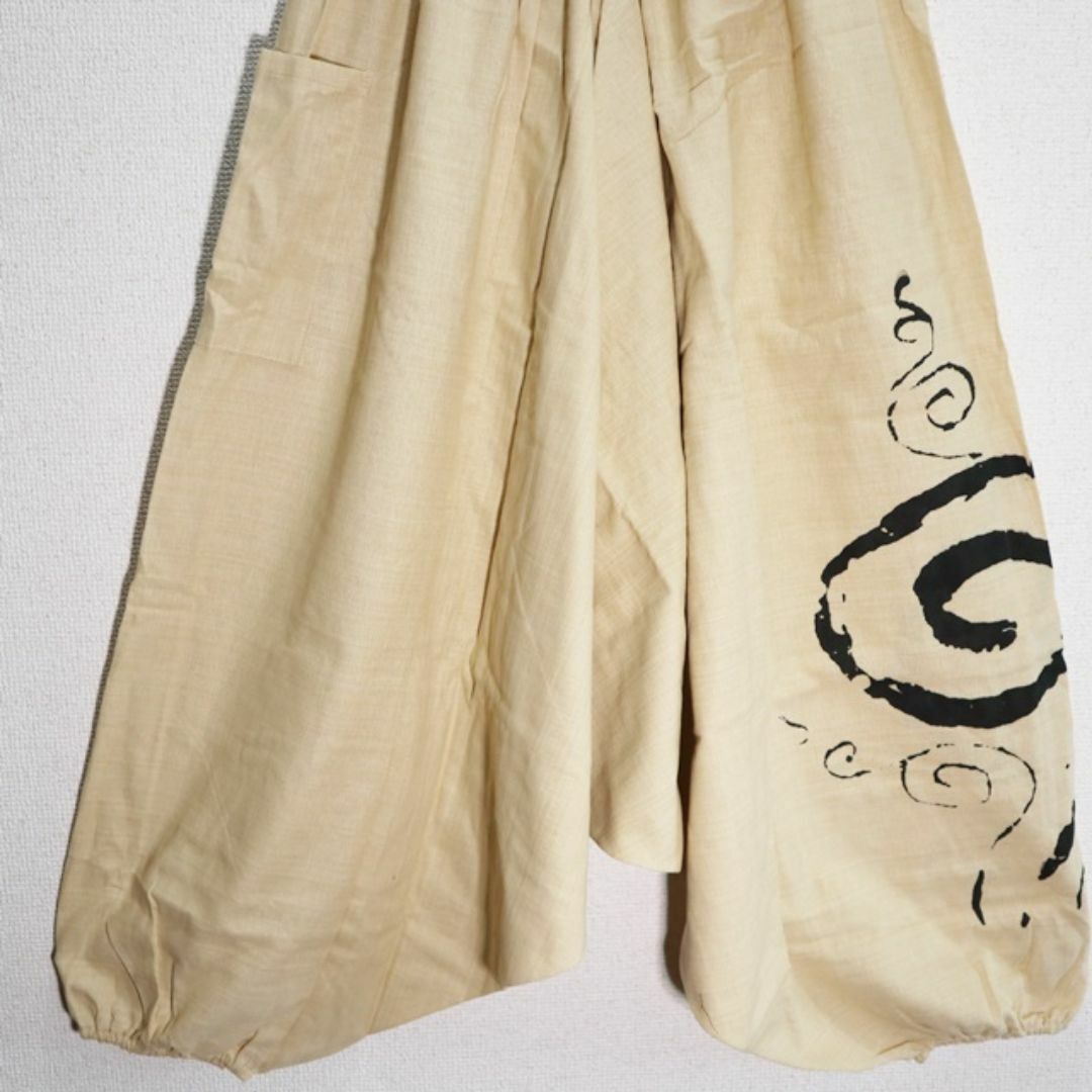 【新品】ぐるぐる柄　ゆったりコットンサルエルパンツ　クリーム色系 メンズのパンツ(サルエルパンツ)の商品写真