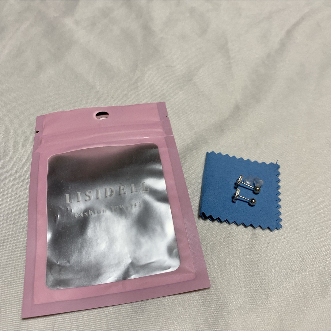 花の形状のシルバーピアス、クリーニングクロス付き レディースのアクセサリー(ピアス)の商品写真