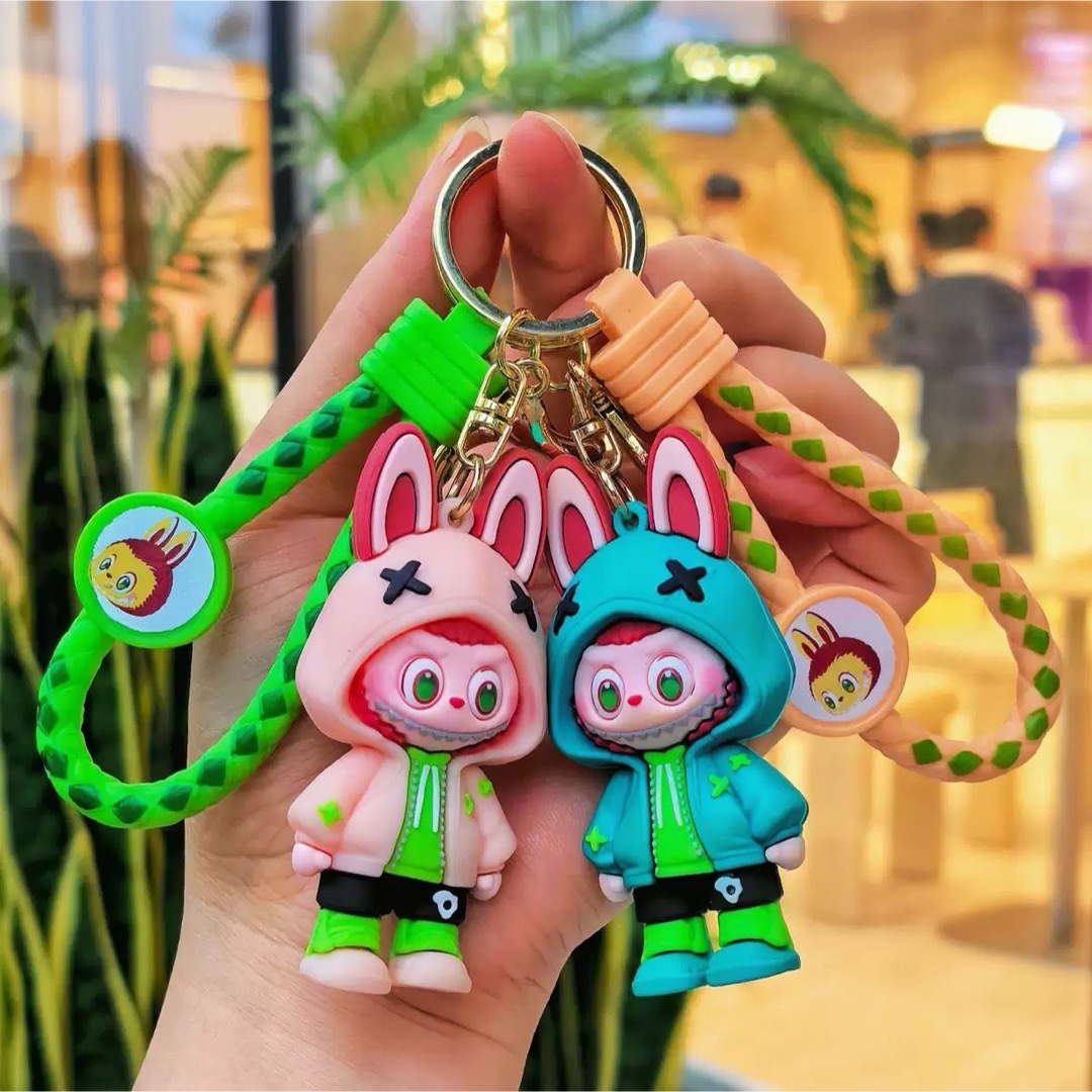 labubuスウェットシャツスタイル キーホルダーベージュとグリーン2体セット エンタメ/ホビーのおもちゃ/ぬいぐるみ(キャラクターグッズ)の商品写真