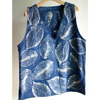 藍染手染め ノースリーブ トップス 葉っぱ模様 Vネック(Tシャツ(半袖/袖なし))