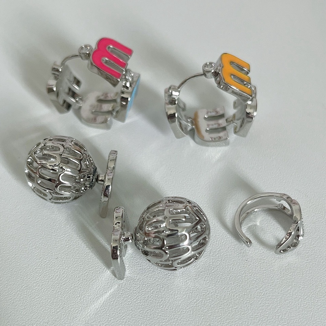 ⑨ m ロゴ シルバー ピアス キラキラ MIU イヤーカフ 3点セット レディースのアクセサリー(ピアス)の商品写真