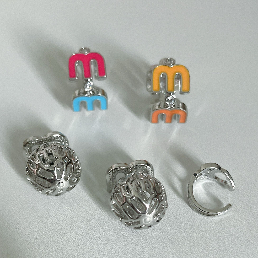 ⑨ m ロゴ シルバー ピアス キラキラ MIU イヤーカフ 3点セット レディースのアクセサリー(ピアス)の商品写真