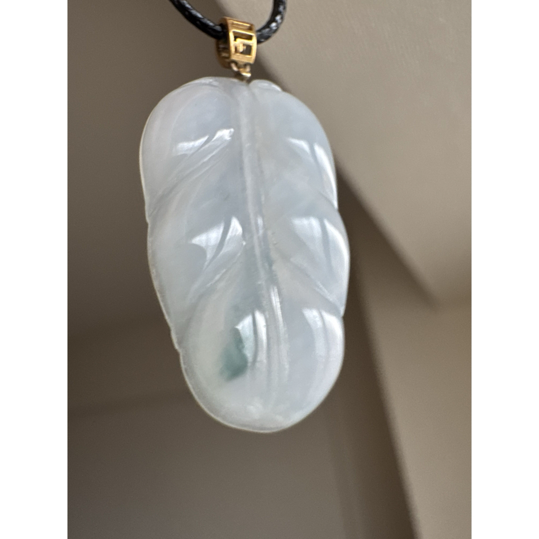 18K 天然翡翠Aジェット　葉っぱモチーフ　ペンダントトップ　革紐付き レディースのアクセサリー(ネックレス)の商品写真
