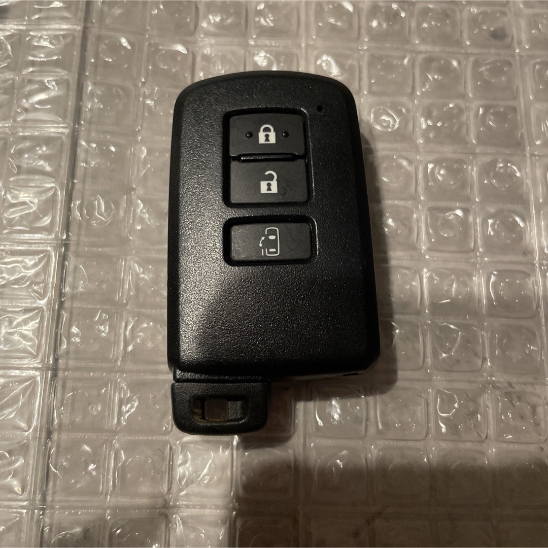トヨタ(トヨタ)のトヨタ　純正スマートキー　片側スライド　001-A00237 自動車/バイクの自動車(車内アクセサリ)の商品写真