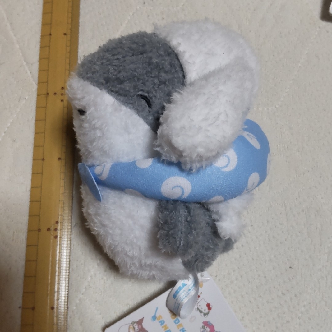 おでかけ子ザメ サンリオキャラクターズ ぬいぐるみ エンタメ/ホビーのおもちゃ/ぬいぐるみ(ぬいぐるみ)の商品写真