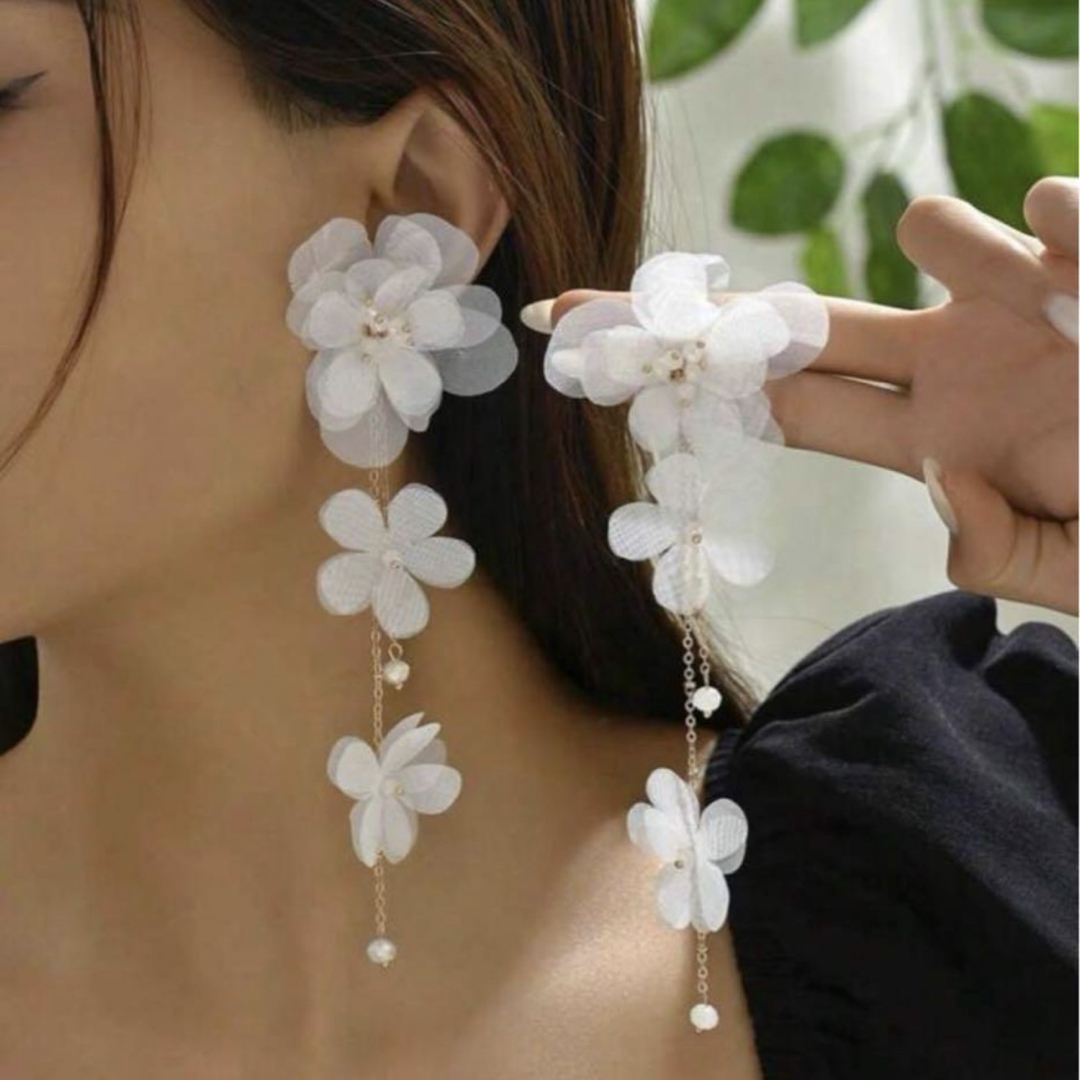 ピアス 両耳 フラワー ホワイト 華やか 大きめ ウェディング パーティ 春 レディースのアクセサリー(ピアス)の商品写真