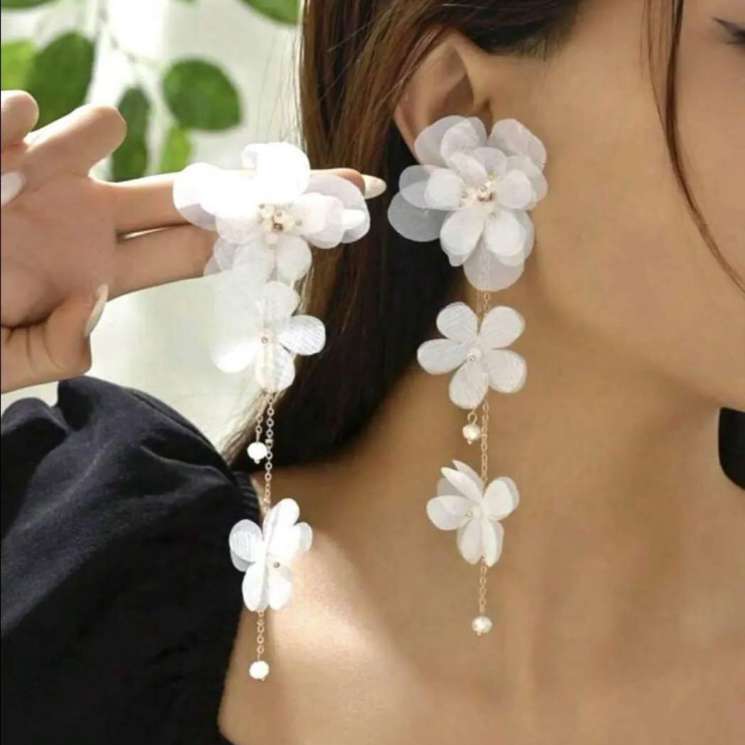 ピアス 両耳 フラワー ホワイト 華やか 大きめ ウェディング パーティ 春 レディースのアクセサリー(ピアス)の商品写真