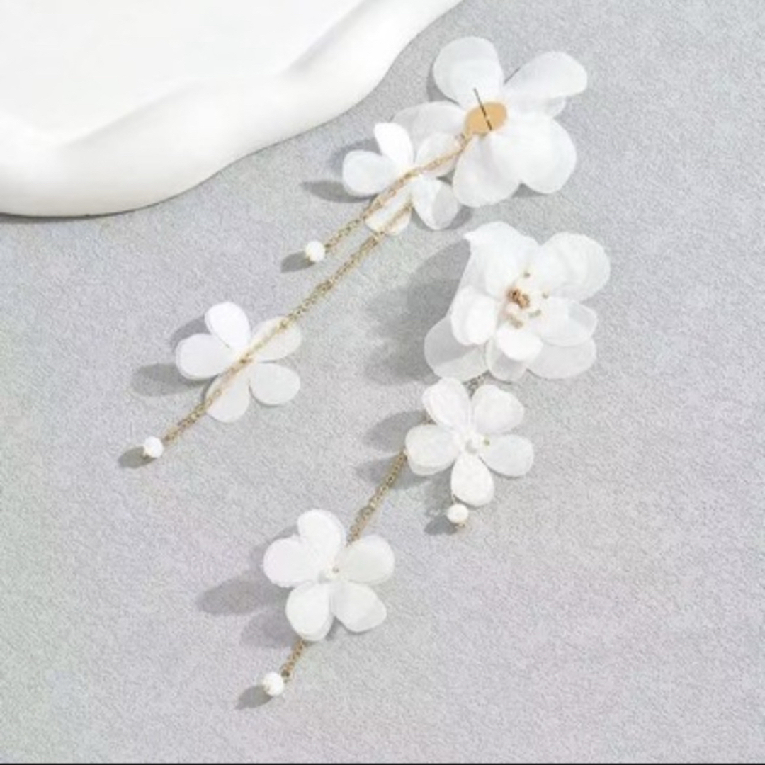 ピアス 両耳 フラワー ホワイト 華やか 大きめ ウェディング パーティ 春 レディースのアクセサリー(ピアス)の商品写真