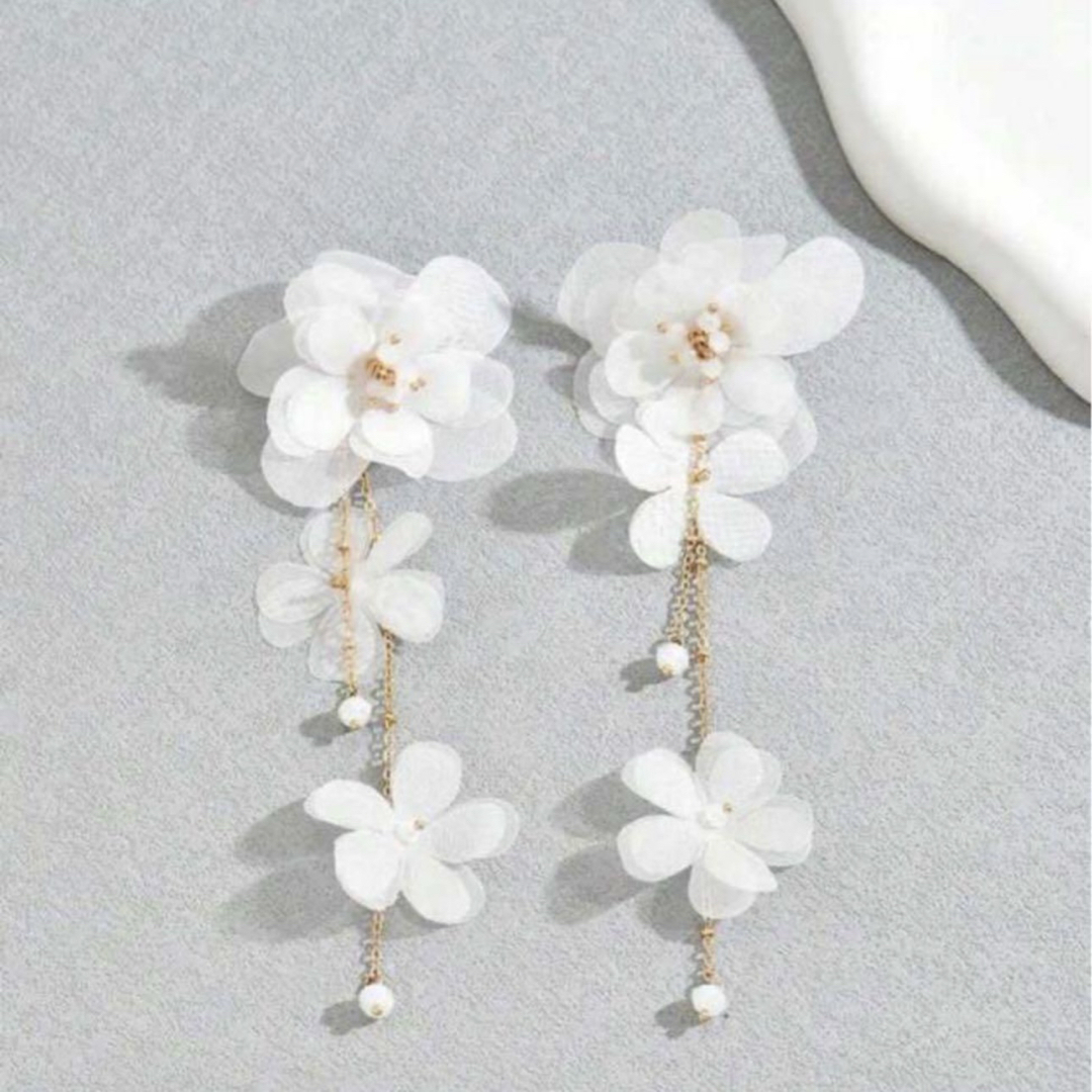 ピアス 両耳 フラワー ホワイト 華やか 大きめ ウェディング パーティ 春 レディースのアクセサリー(ピアス)の商品写真