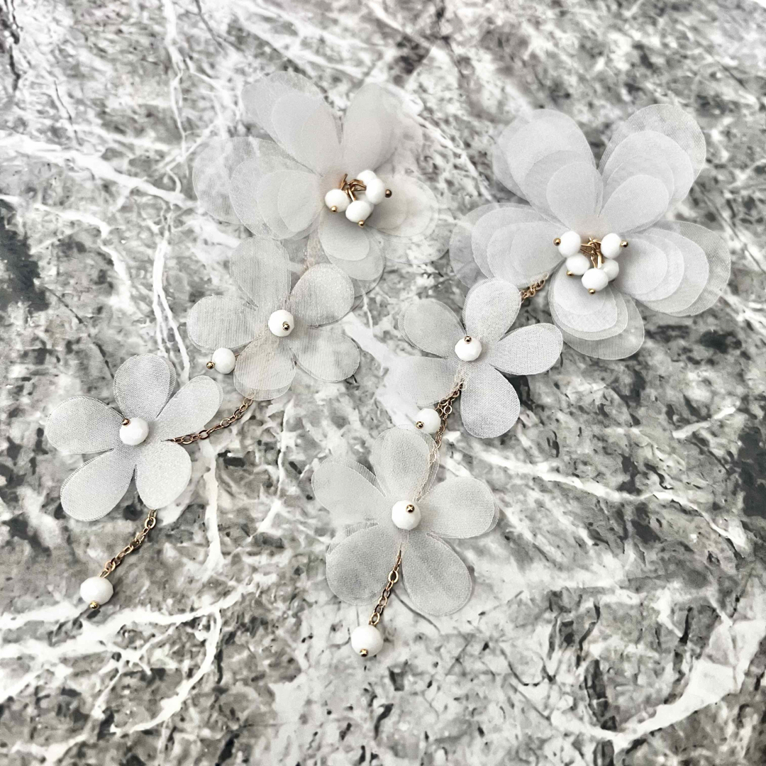 ピアス 両耳 フラワー ホワイト 華やか 大きめ ウェディング パーティ 春 レディースのアクセサリー(ピアス)の商品写真