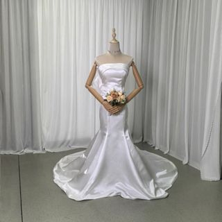 送料無料！ウェディングドレス 編み上げ 結婚式 ベアトップ 光沢サテン オフホワ(ウェディングドレス)