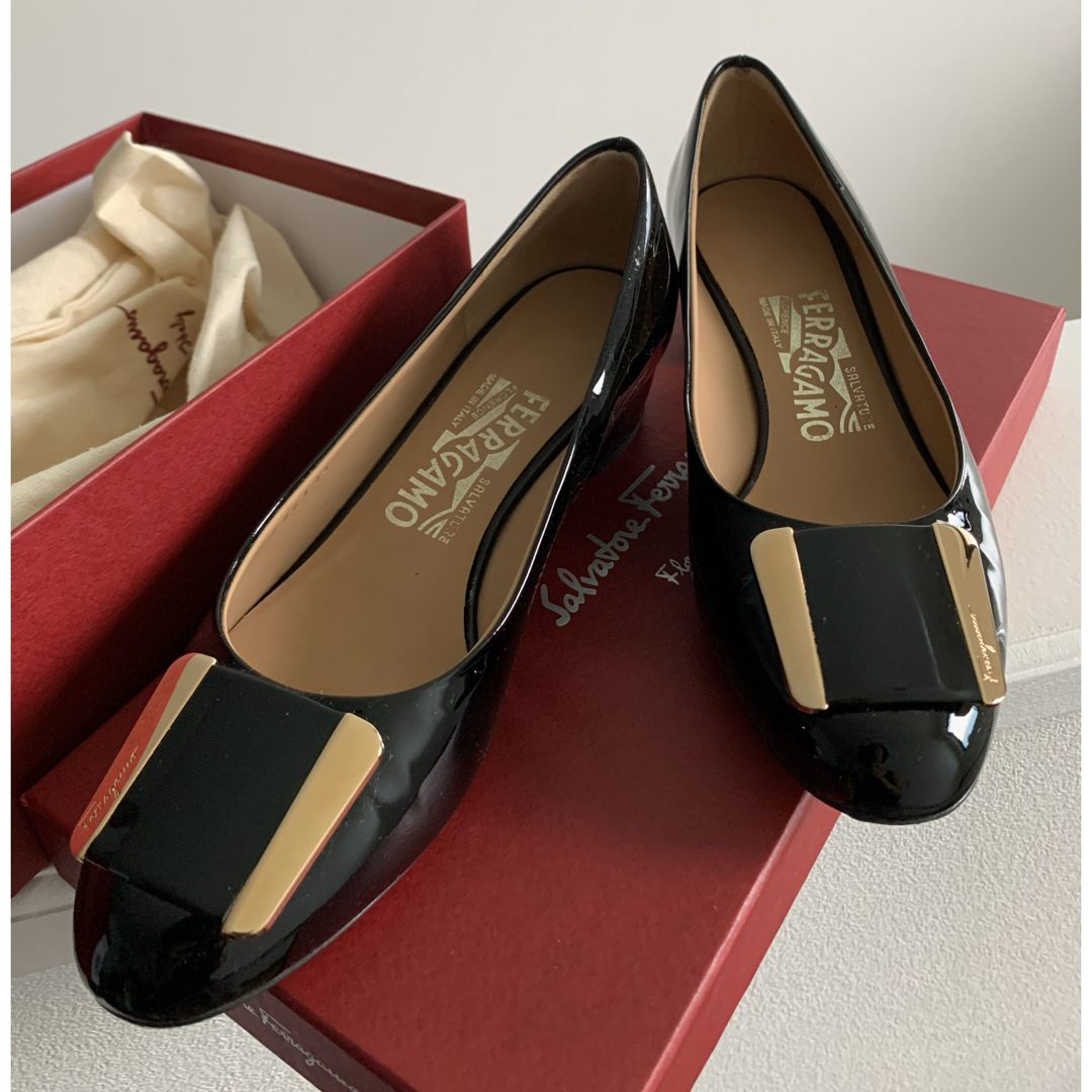 FERRAGAMO エナメル レッド パンプス フェラガモ リボン 25.5cm