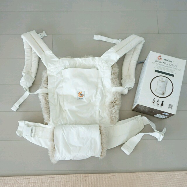 Ergobaby(エルゴベビー)の【超レア】美品 日本未入荷！ファー付き　白エルゴ キッズ/ベビー/マタニティの外出/移動用品(抱っこひも/おんぶひも)の商品写真