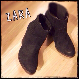 ザラ(ZARA)の☆ZARAのスエード黒ブーツ☆(ブーツ)