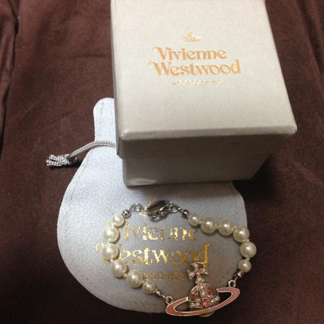 Vivienne Westwood(ヴィヴィアンウエストウッド)のヴィヴィアン パールブレス 試着のみ レディースのアクセサリー(ブレスレット/バングル)の商品写真