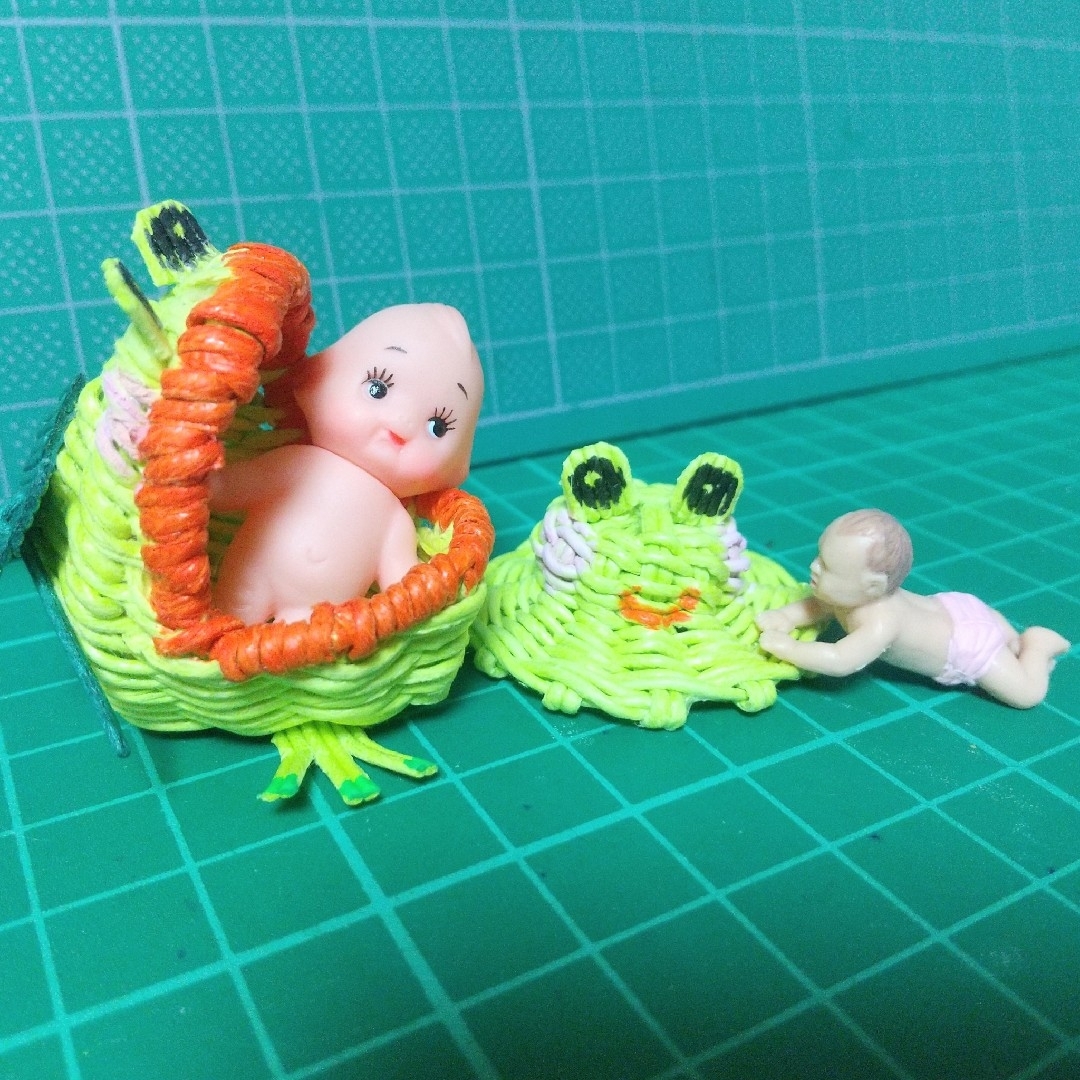 ハンドメイド ミニチュア カエルクーファン 赤ちゃん キューピーセット  ハンドメイドのおもちゃ(ミニチュア)の商品写真