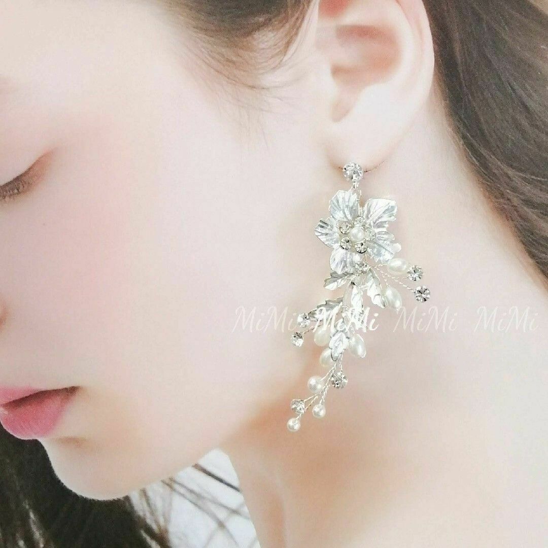 ☆ヘッドドレス 結婚式パール大花ブライダルヘアアクセサリーシルバーウェディング レディースのヘアアクセサリー(その他)の商品写真