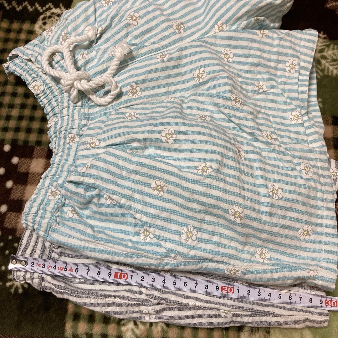 GU(ジーユー)の＜908＞双子花柄ストライプ ショートパンツ150サイズ キッズ/ベビー/マタニティのキッズ服女の子用(90cm~)(パンツ/スパッツ)の商品写真