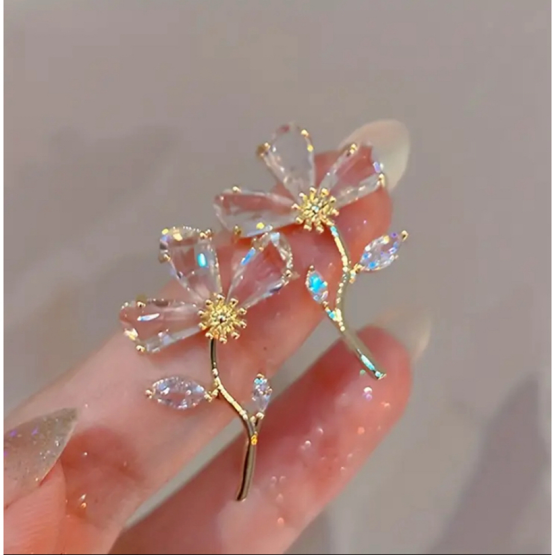 クリスタル花デザインピアス　可愛い　お洒落　個性的　カジュアル　新品　未使用 レディースのアクセサリー(ピアス)の商品写真
