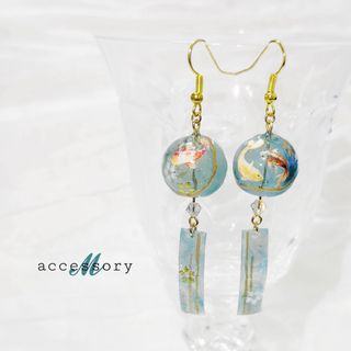 ゴールド&ブルー。* 金魚　鯉　風鈴ピアス・イヤリング　金　マット&艶　ラメあり(ピアス)
