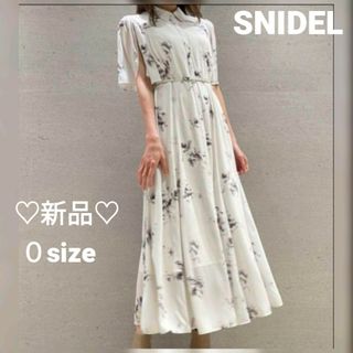 スナイデル(SNIDEL)のSNIDELスリットスリーブフレアワンピース（FLOWER）♡新品♡(ロングワンピース/マキシワンピース)