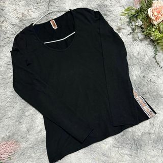 ジョンガリアーノ(John Galliano)の【John Galliano】黒の長袖Tシャツ サイド装飾付き(Tシャツ(長袖/七分))