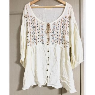 ダブルクローゼット(w closet)のw closet ビーズ刺繍プルオーバー(シャツ/ブラウス(半袖/袖なし))