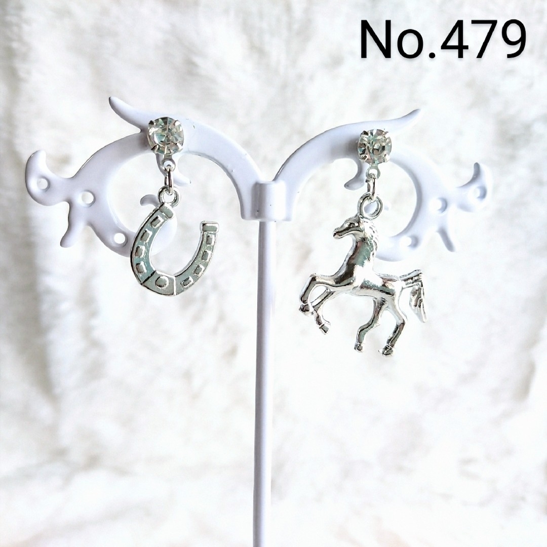 【479】蹄鉄＆サラブレッド☆ジルコニア付きスタッドピアス《シルバー》/馬蹄/馬 ハンドメイドのアクセサリー(ピアス)の商品写真