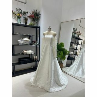 送料無料！ウェディングドレス 華やか 花モチーフ 憧れのドレス 抜群のおしゃれ見(ウェディングドレス)