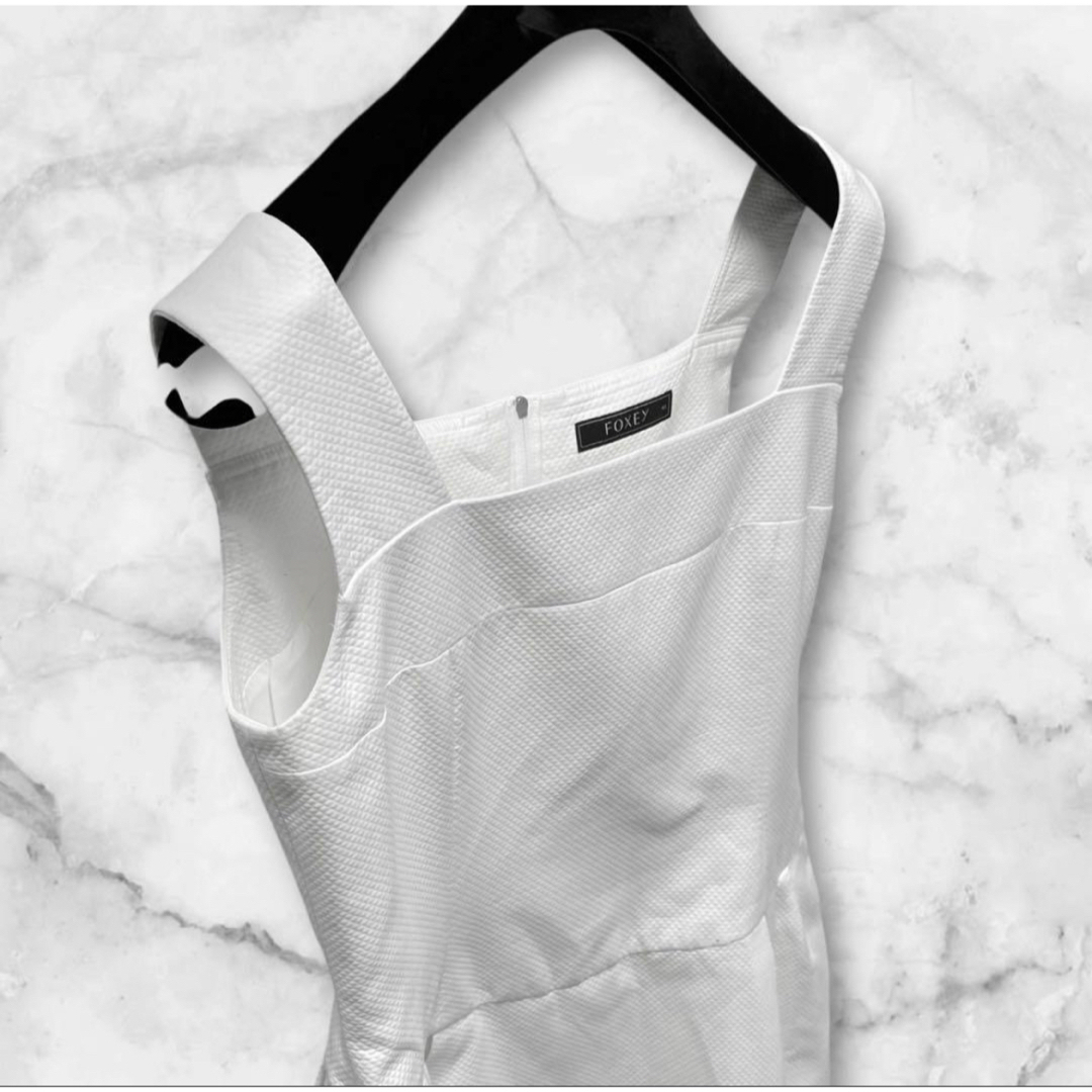 FOXEY(フォクシー)のFOXEY 総キルティング加工　ワンピース　ノースリーブ　プリーツ　Aライン レディースのワンピース(ひざ丈ワンピース)の商品写真